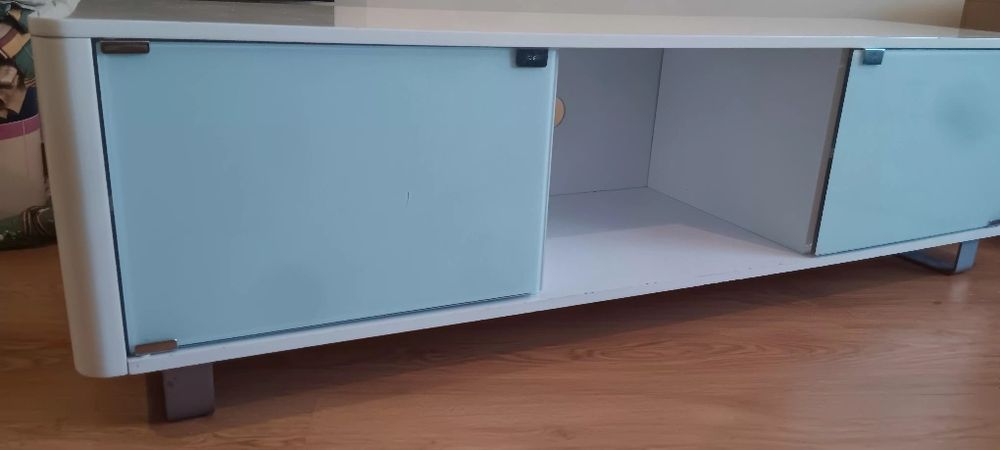 Móvel de TV lacado branco.