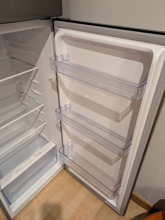 Frigorífico novo com garantia a contar de dezembro 25