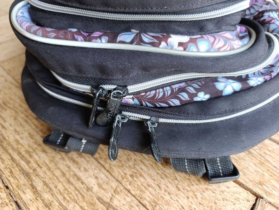 Plecak szkolny TopGal z dwiema komorami, z motywem kwiatowym.