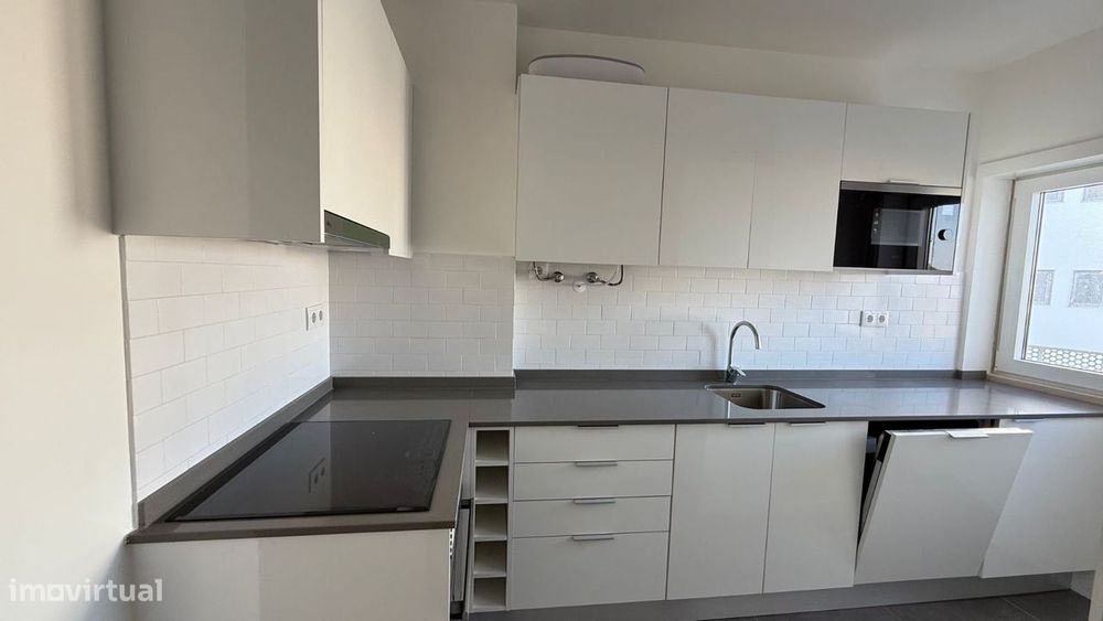Apartamento T0 com parqueamento e vistas de mar