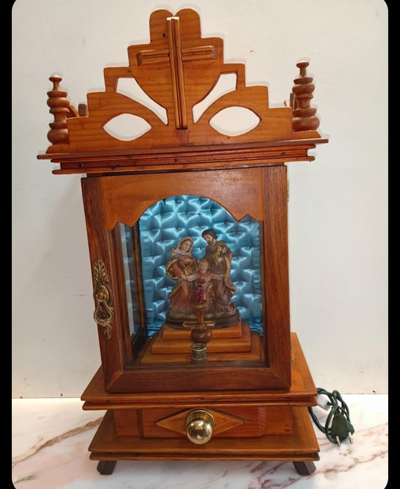 Oratório em madeira  feito artesanalmente   da sagrada família