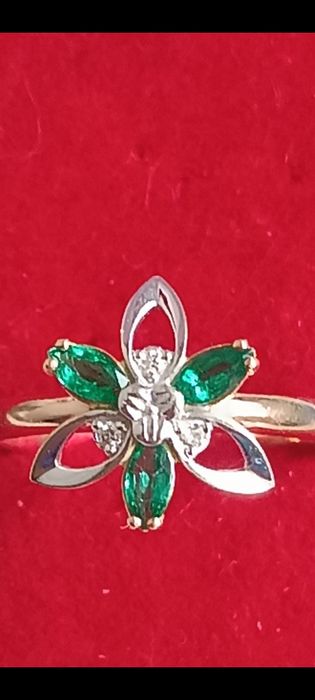 Каблучка золота 585 з діамантами та смарагдами 3,17г р.17,5-18