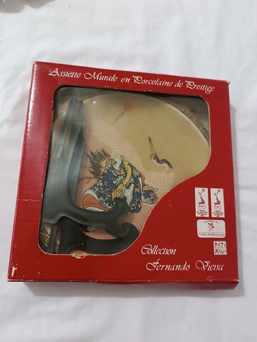Prato Parede. Porcelana Fernando Vieira. Novo em caixa.
