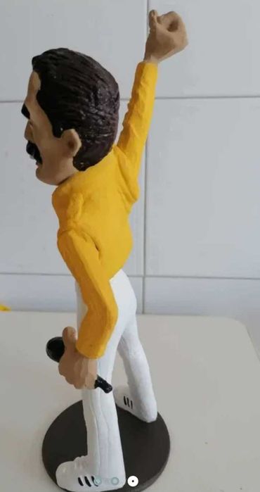 Freddie Mercury com cerca de 20 cm