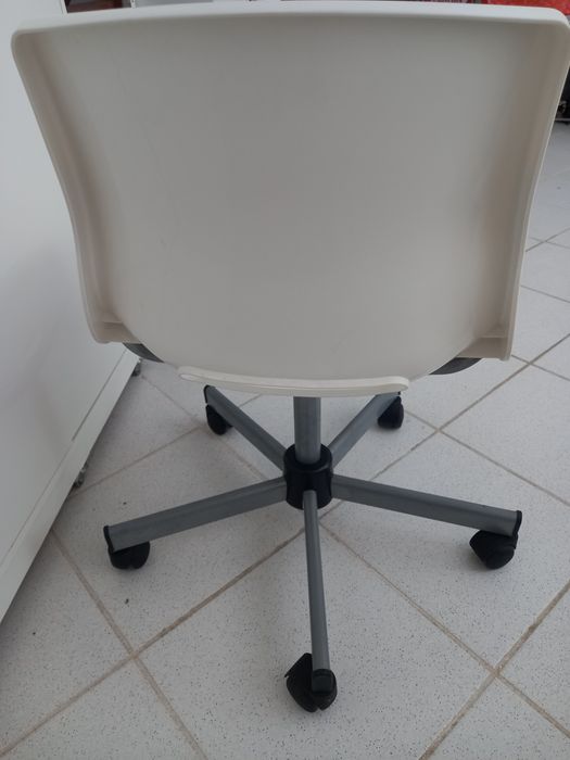 2 Cadeiras em plástico robustas