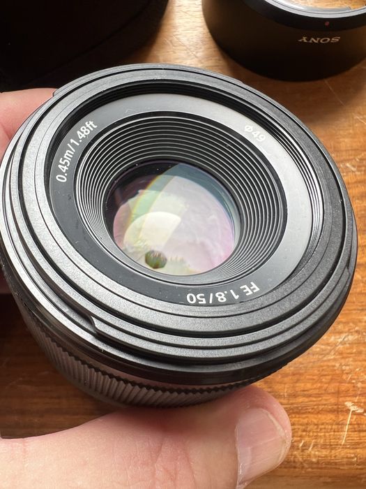 Vendo Sony FE50mm f1.8 como nova. Sem fungos nem manchas. Inclui bolsa da Lowepro tambem nova.