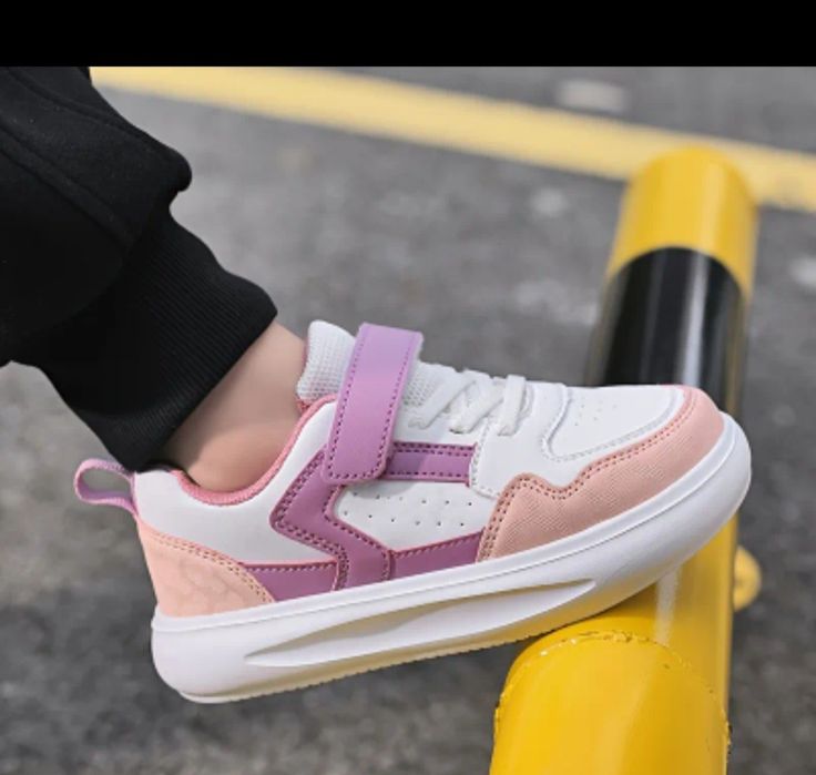 Кросівки жіночі  нові