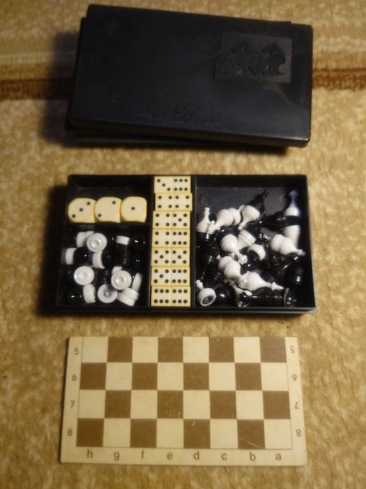 Два дорожных мини наборов: Шашки, шахматы, домино и кости