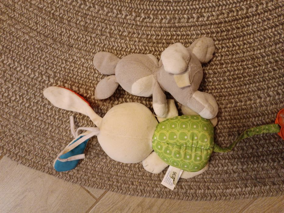 Іграшки-кролики.