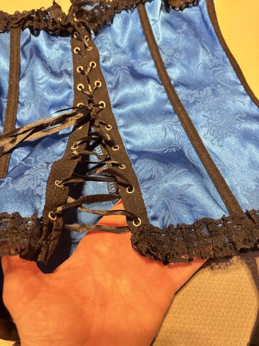 Niebieski gorset, pończochy,