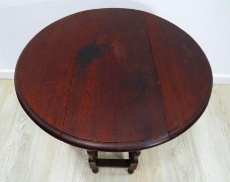 Mesinha baixa com abas.