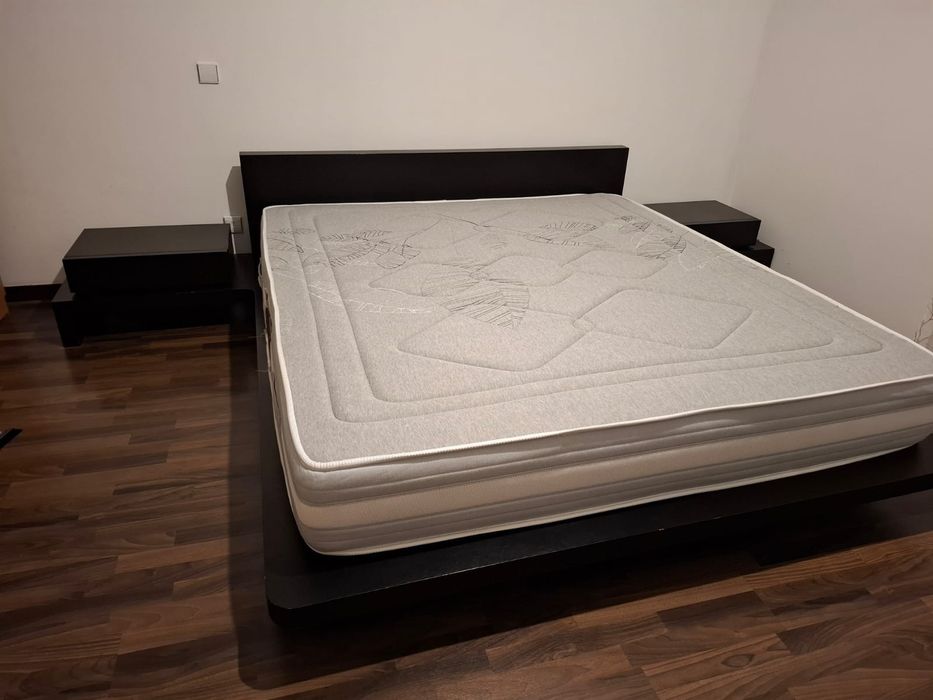 Cama king size com mesas cabeceira