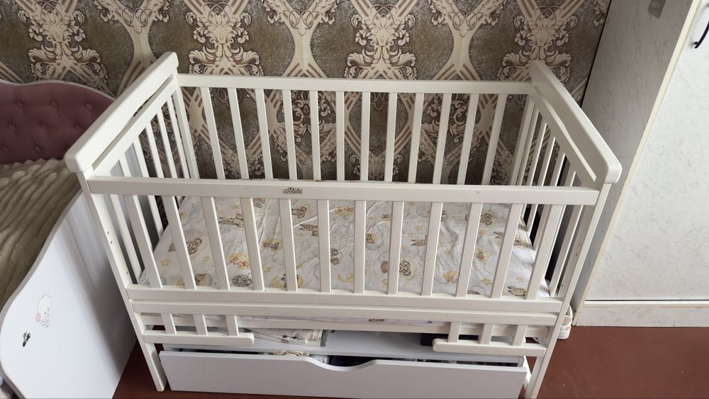 Прожвм детскую кроватку с маятником