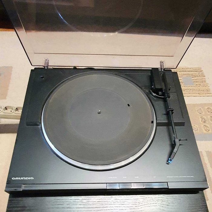 Програвач платівок Grundig, ресивер Yamaha, колонки Celestion, кабелі