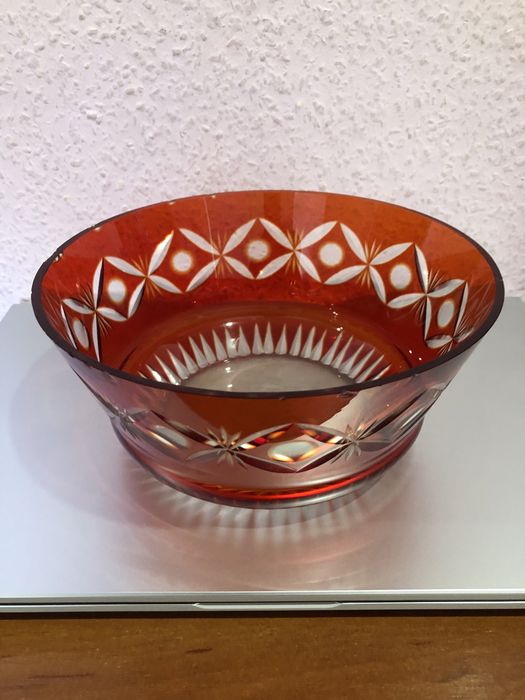 Фруктовница, конфетница из красного стекла, с резным рисунком. 60-х ссср.