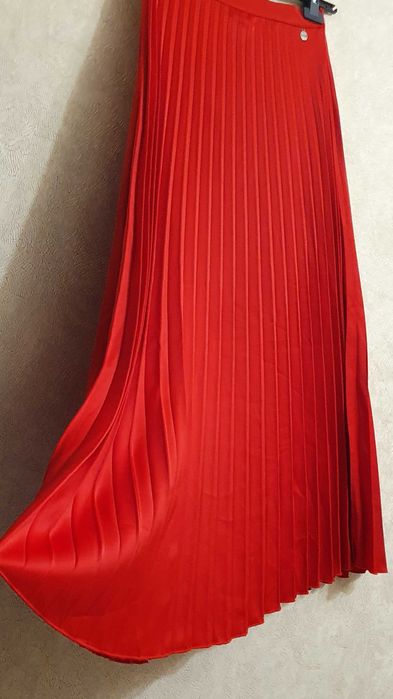 Розкішна плісирована спідниця міді