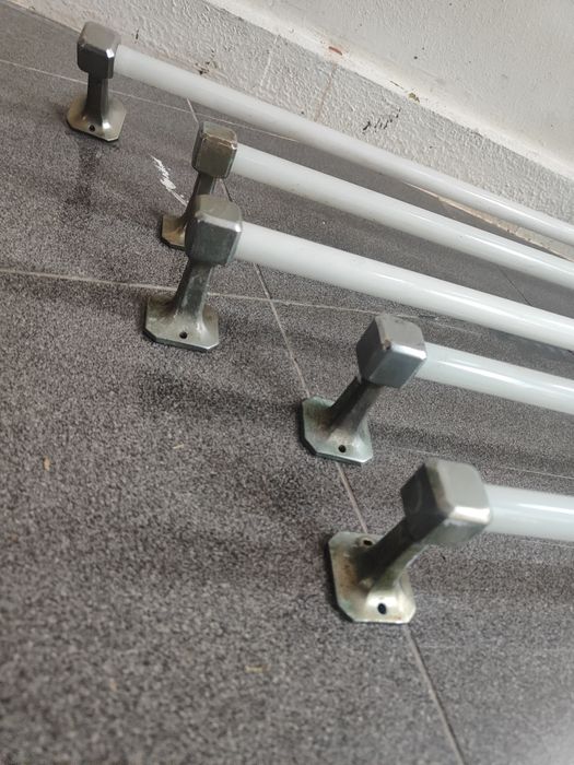 5 suportes para toalheiro em vidro.