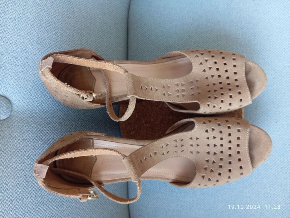 Bezowe koturny Stradivarius