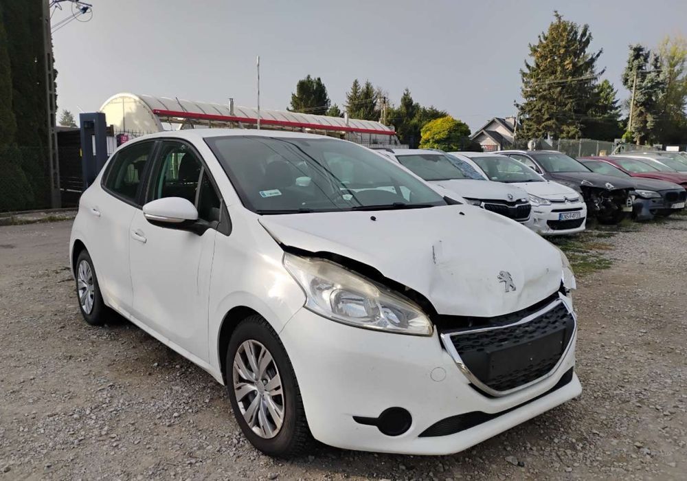 Peugeot 208 2013r, 1.4 HDI. Lekko uszkodzony przód.