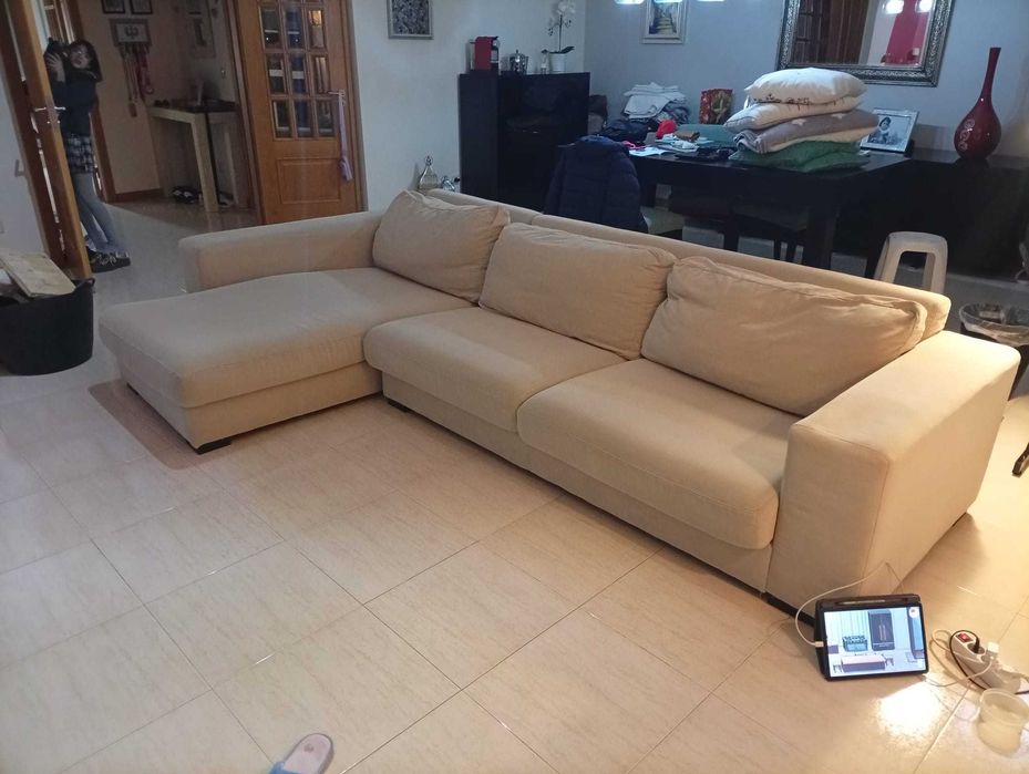 Sofá creme com chaise long.