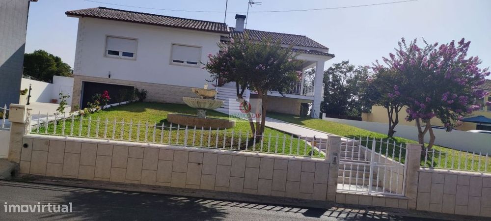 Moradia T3 com anexos e garagem em Nariz