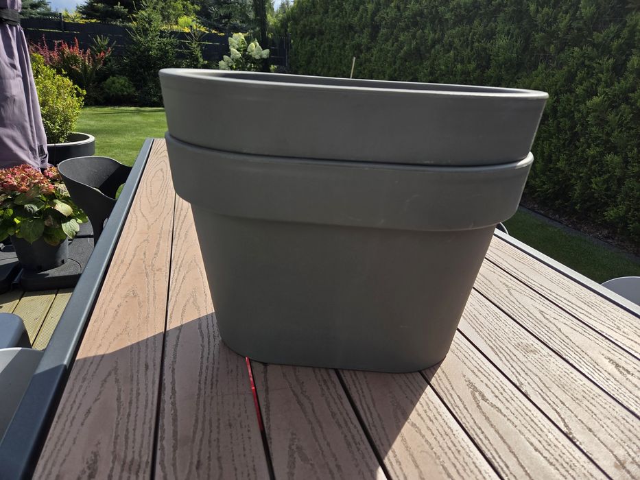 Dwie donice balustradowe szare zawieszane na poręcz lub płot