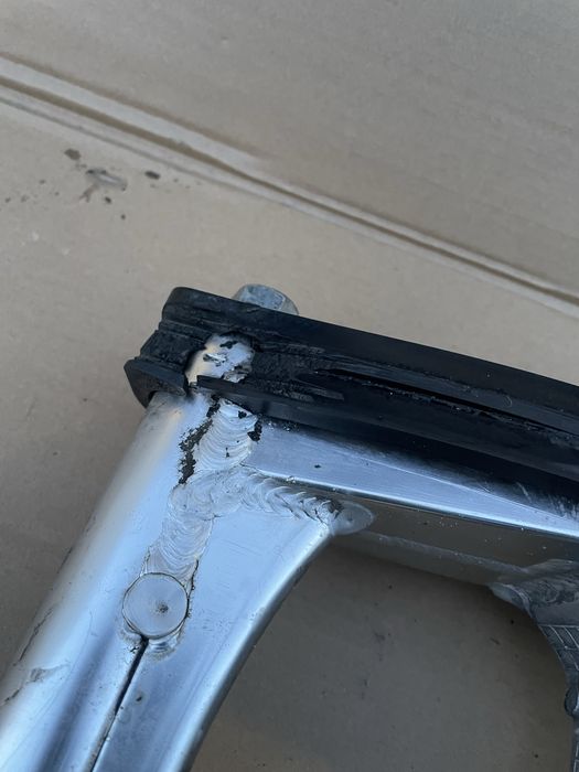 Wahacz Suzuki sv650 03- ośka oś tył