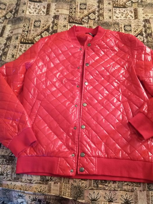 Продам жіночу легку куртку із кожзама червоного  кольору розмір 48