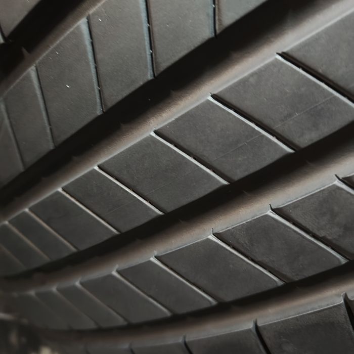 255/40/21 XL Sprzedam parę opon letnich Bridgestone