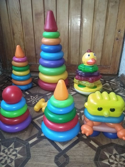 Кликсофон деревянний, пластмас,піраміда  велика то,кубики пластик.Від