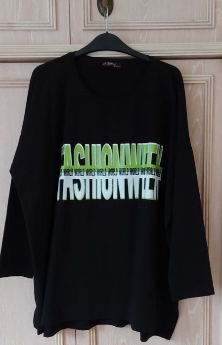 Bluza z limonkowo - bialym napisem