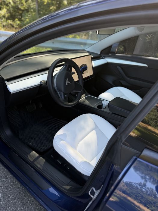Автомобіль Tesla Model 3 2022