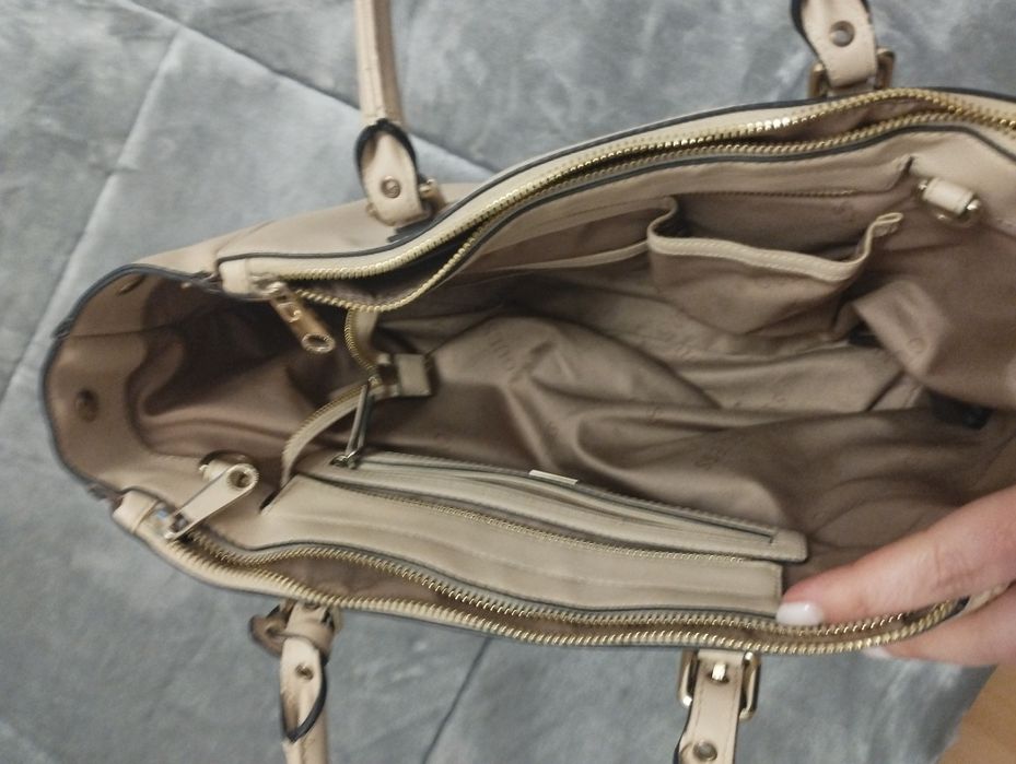 Mala Guess bege tiracolo