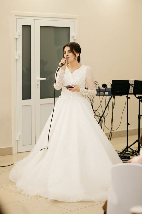 Весільна сукня зі шлейфом