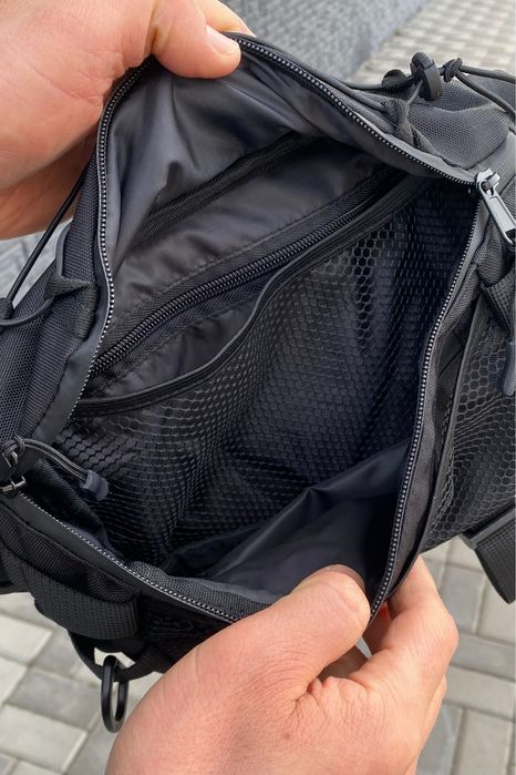 Сумка через плече тактична поясна нагрудна чорна зі стропами карабін