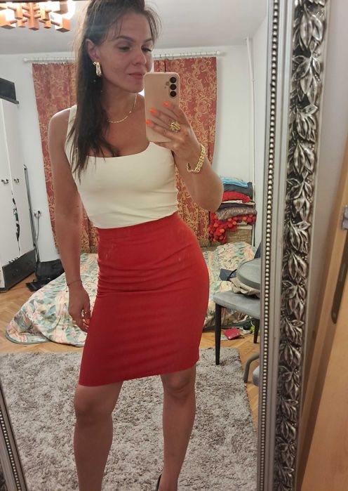 Elegancka czerwona spódnica do kolan rozm. S