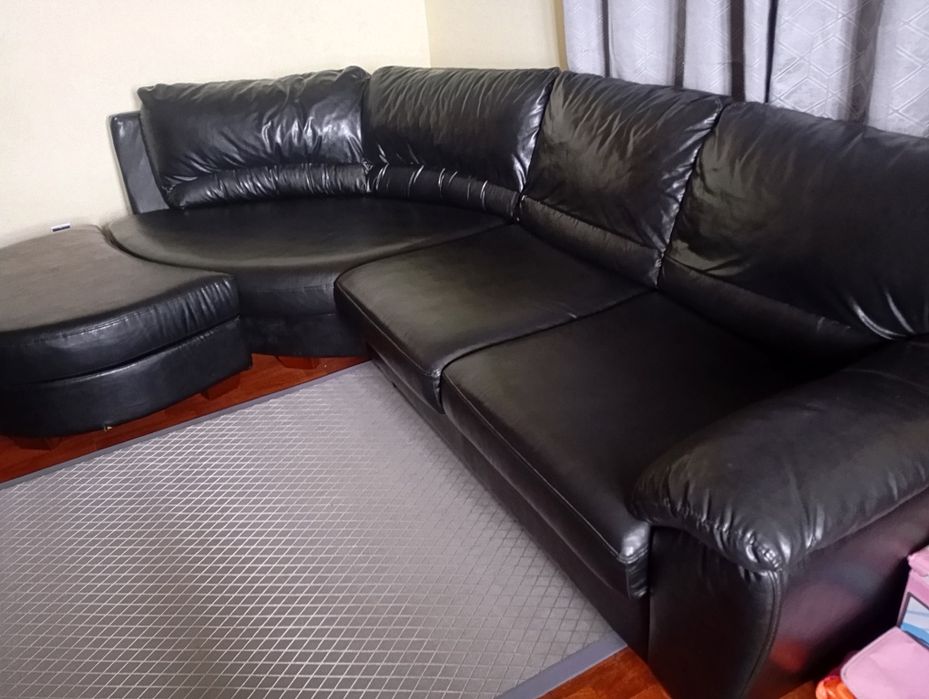 Sofá grande preto resistente