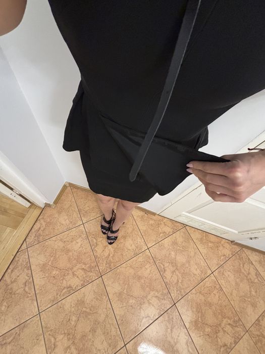 The kooples sukienka mała Czarna elegancka z baskinką falbanka