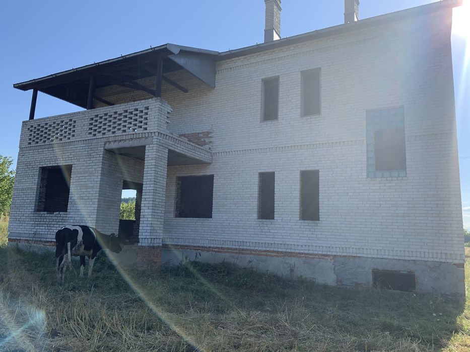 Продам будинок,недострой з вел. ділянкою 50 сот. трасса Е40 Київ-Чоп