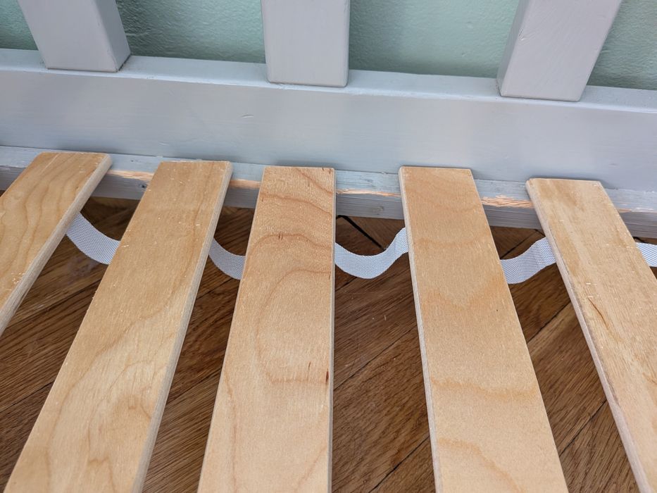 Łóżko niskie szare drewniane