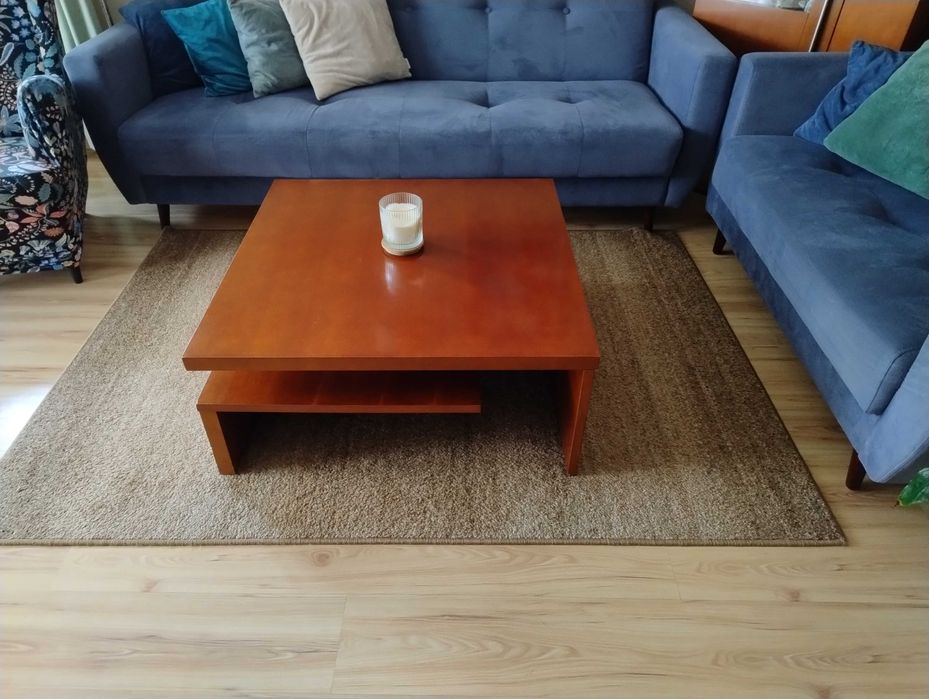 Sprzedam meble w kolorze brązowym.