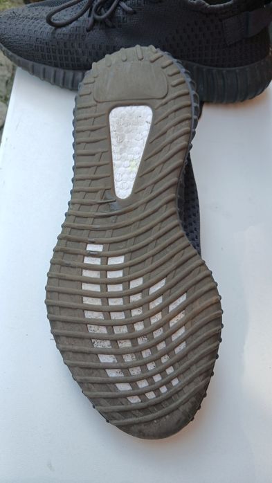 Пропоную легкі літні кросівки (стиль Yeezy Boost) у чудовому стані. М'які, дихаючі, чудово підійдуть на теплу погоду
