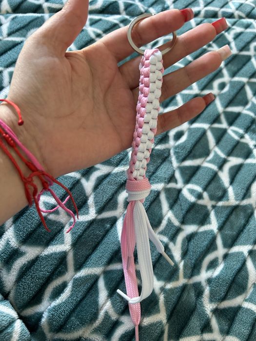 Porta chaves em branco e rosa claro