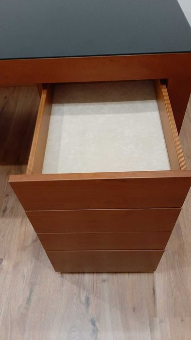 Secretária em Cerejeira com 4 gavetas e vidro escuro, como nova.