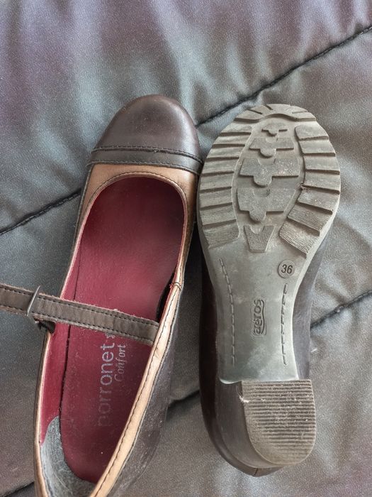 Sapatos com salto, castanhos e beje
