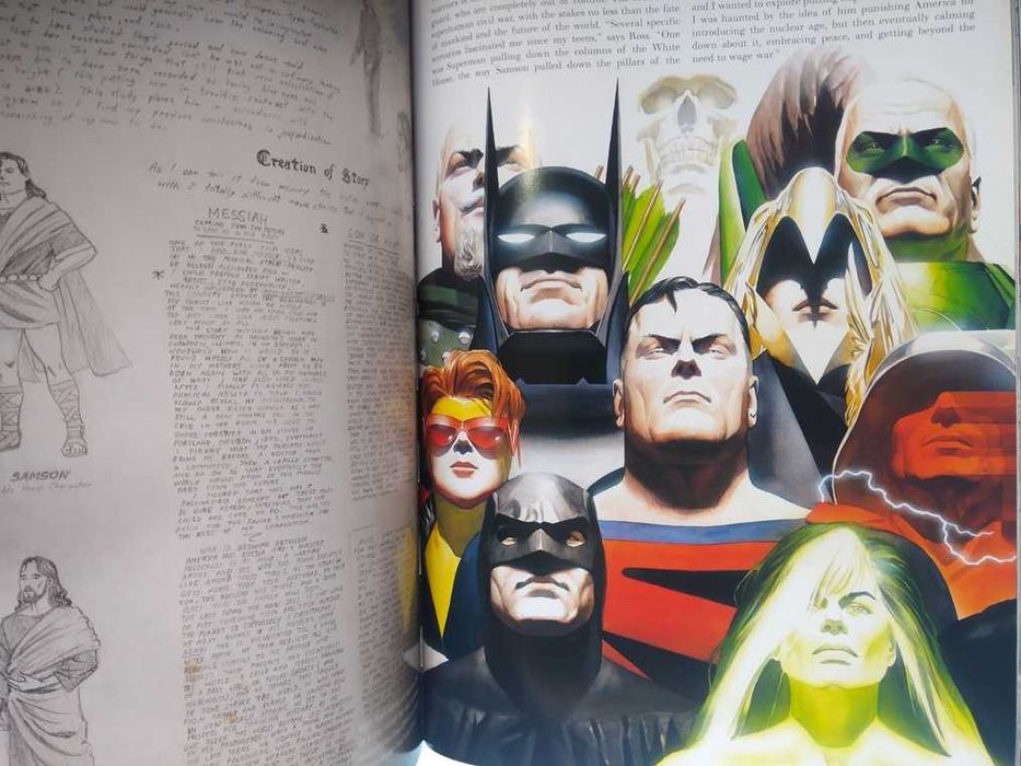 Mythology : The Dc Comics Art Of Alex Ross - 320 páginas, ilustrado.