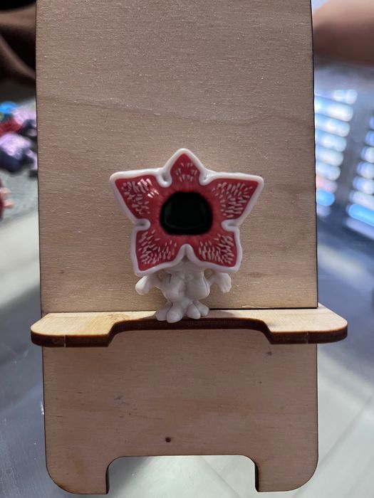 Demogorgan. Stranger things.Sprzedam figurkę z Kinder Niespodzianki.
