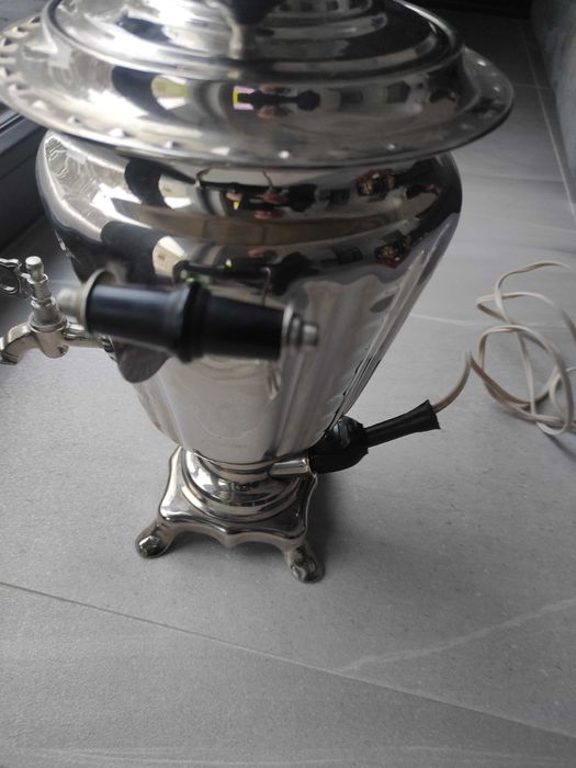 Kolekcjonerski samowar-zaparzacz herbaty.