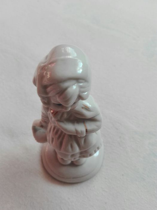 Stara śliczna figurka porcelanowa - dziewczynka
