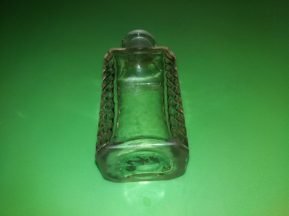 Старинная аптечная бутылка.